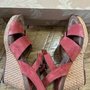 Söfft Women's Casidy Coral Suede Platform Wedge Sandal. NIB 9 M